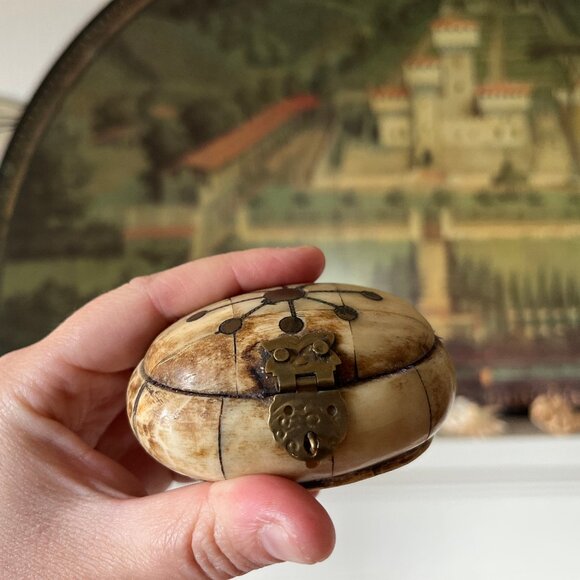 Vintage Camel Bone with Brass Inlay Oval Hinged Box - Picture 2 of 3